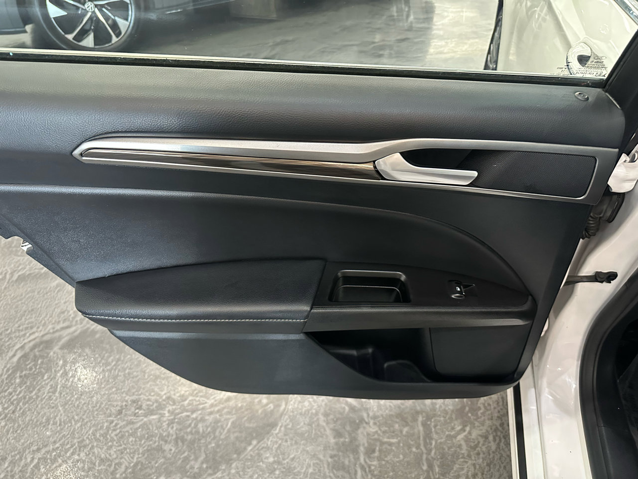 Used 2017 Ford Fusion SE w/ Fusion SE Technology Package image 10