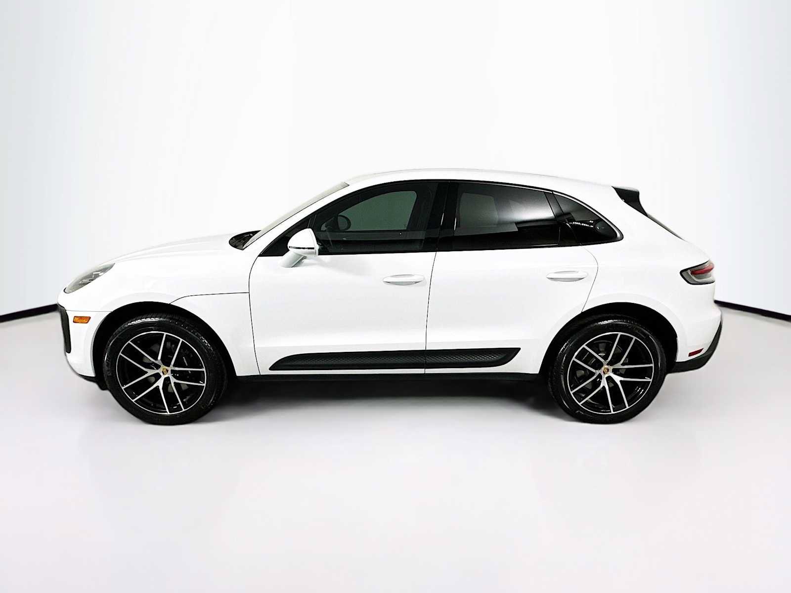 Certified 2025 Porsche Macan AWD/4WD image 2