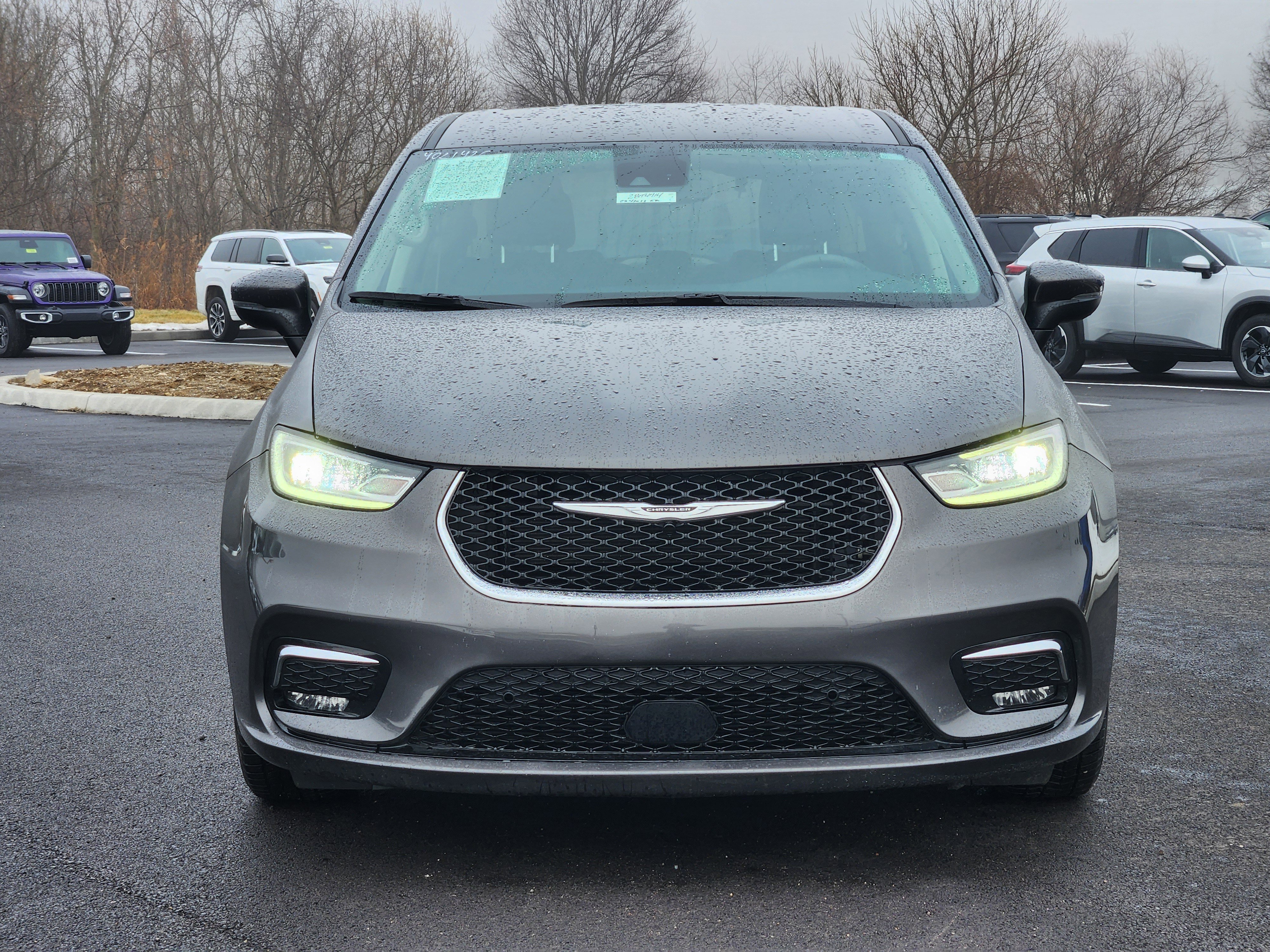 Used 2023 Chrysler Pacifica Touring-L image 14