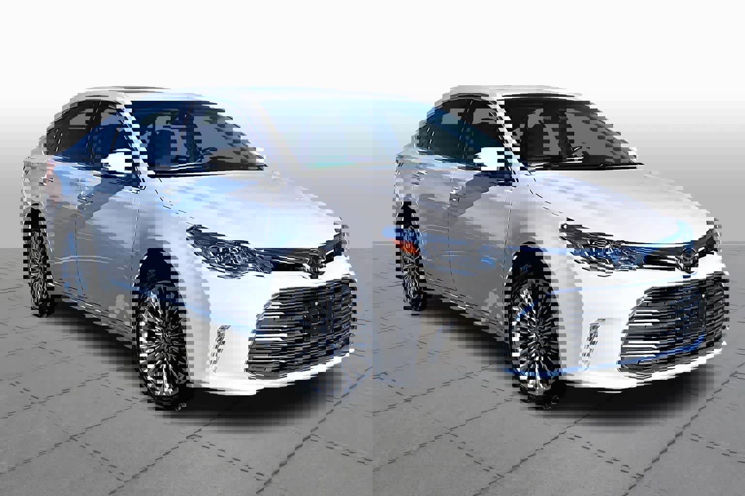 Used 2018 Toyota Avalon Limited image 2