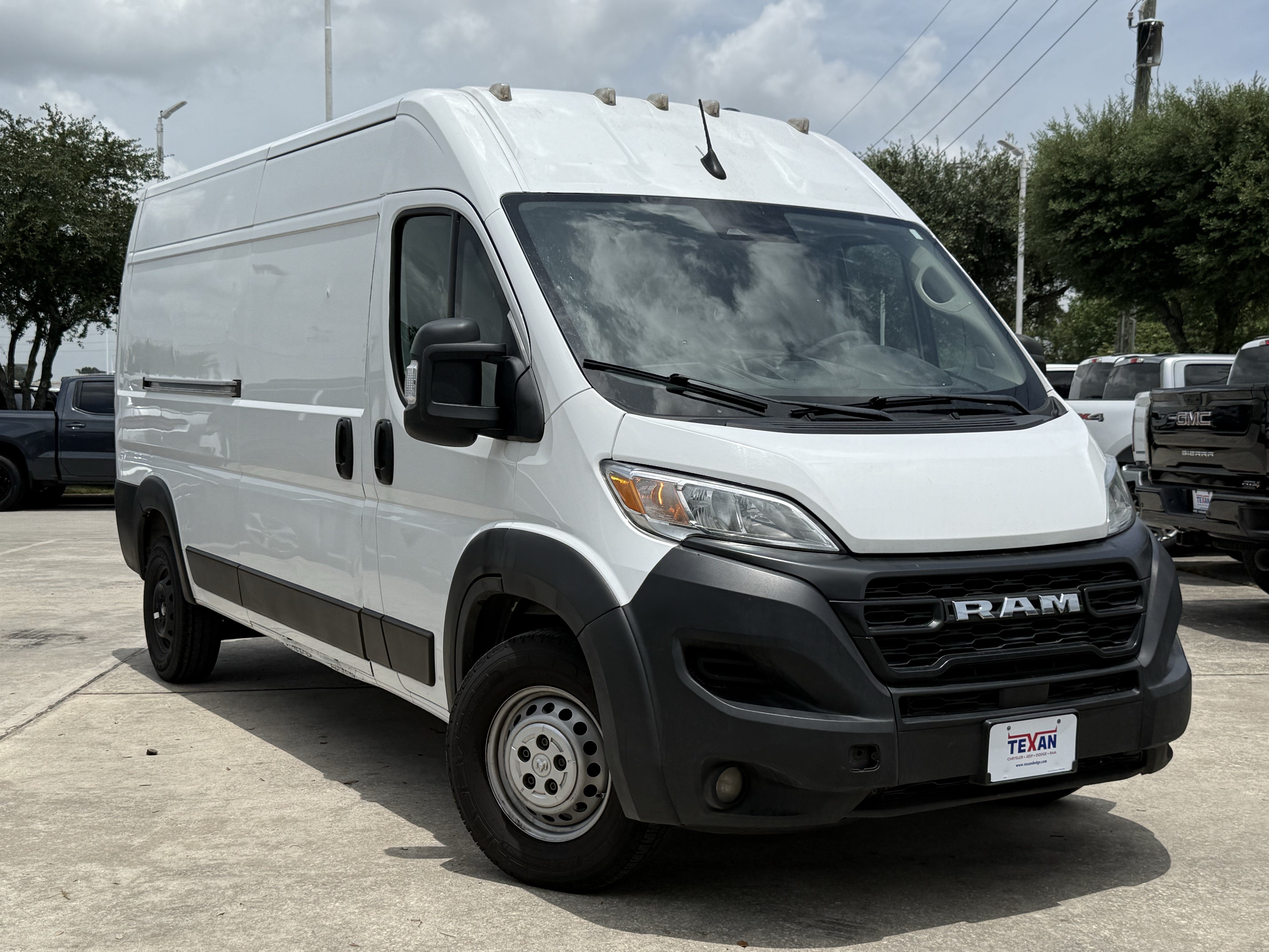 Used 2024 RAM ProMaster 2500 w/ Convenience Group FWD image 2