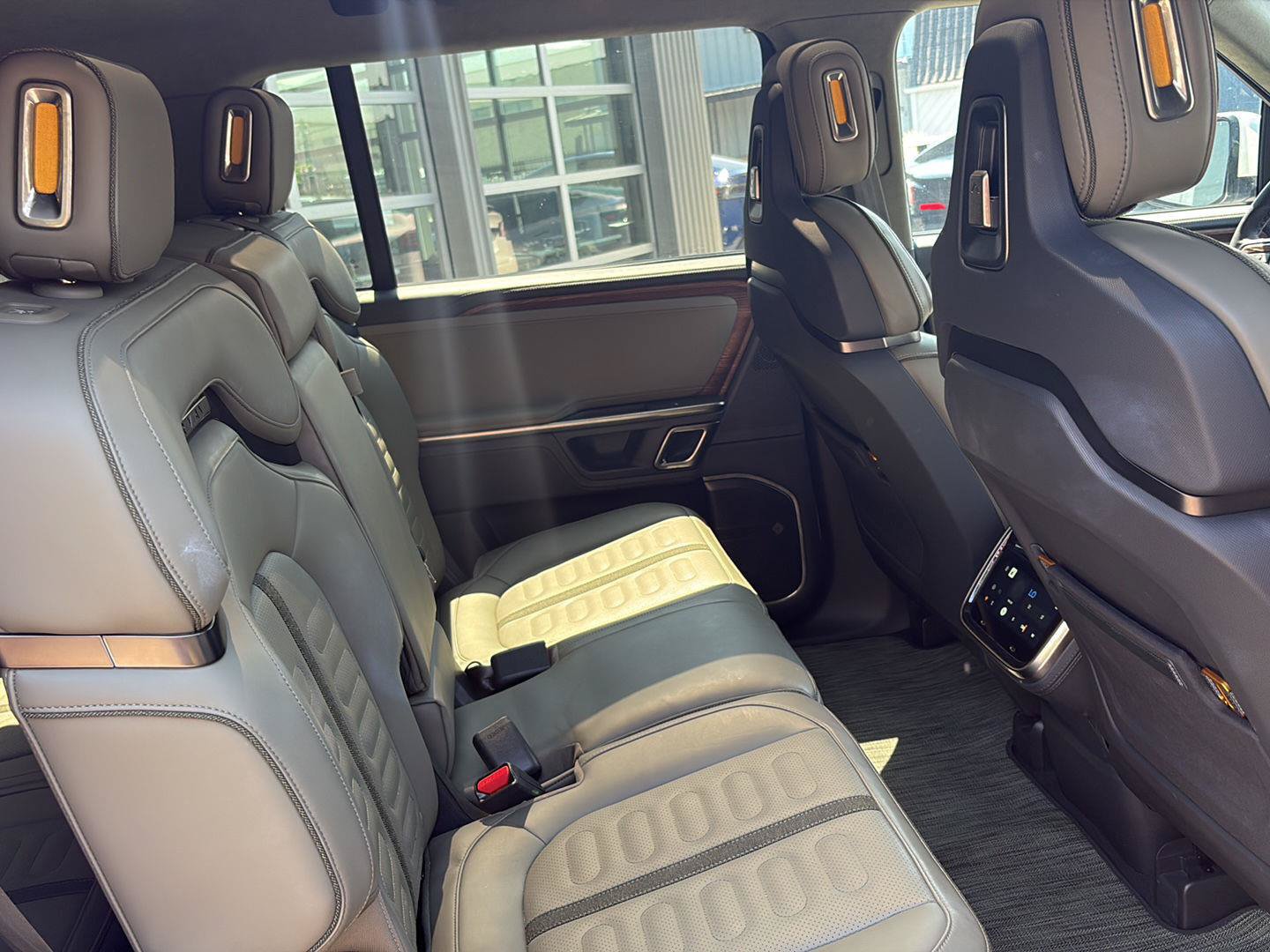 Used 2024 Rivian R1S Adventure AWD/4WD image 24