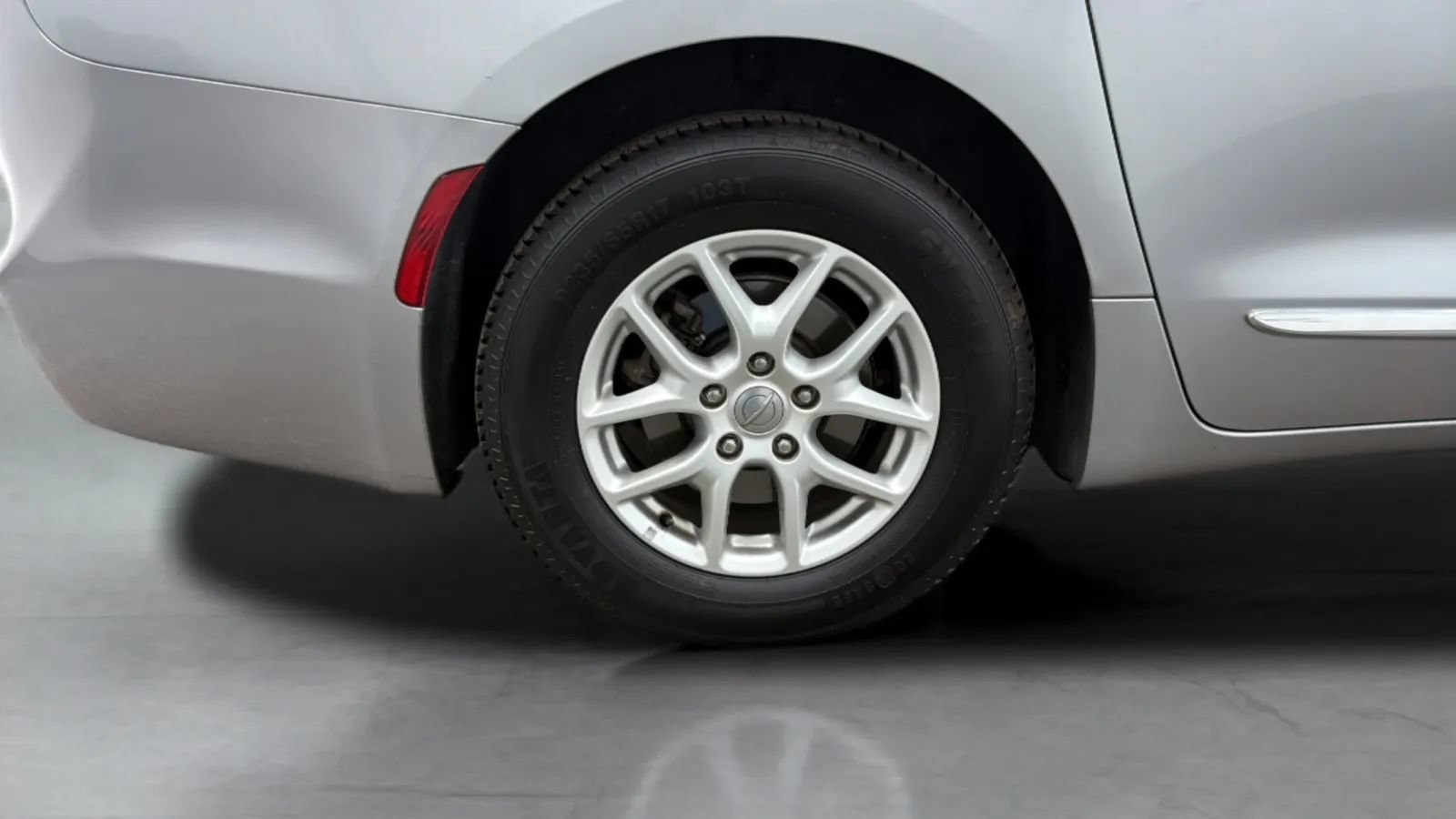 Used 2020 Chrysler Pacifica Touring-L FWD image 25