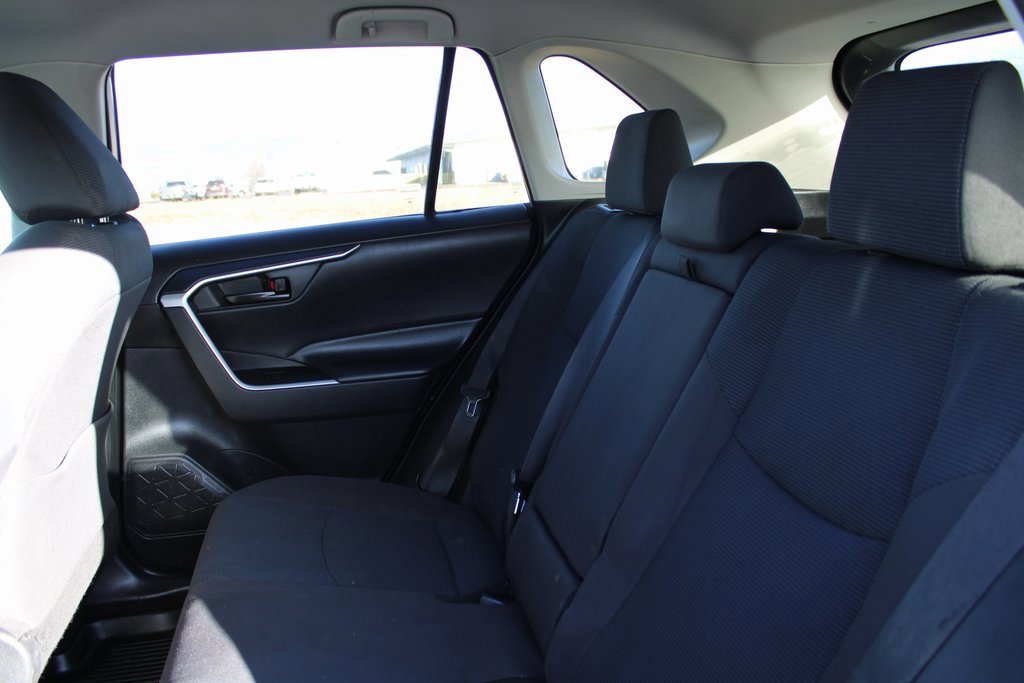 Used 2022 Toyota RAV4 LE image 17