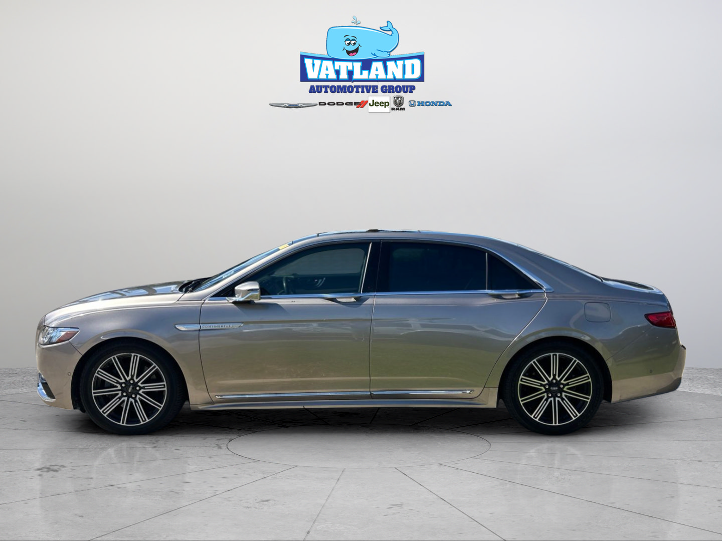 Used 2019 Lincoln Continental Reserve FWD image 2