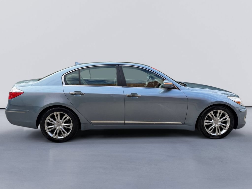 Used 2010 Hyundai Genesis 4.6 w/ Technology Pkg 5 RWD image 2