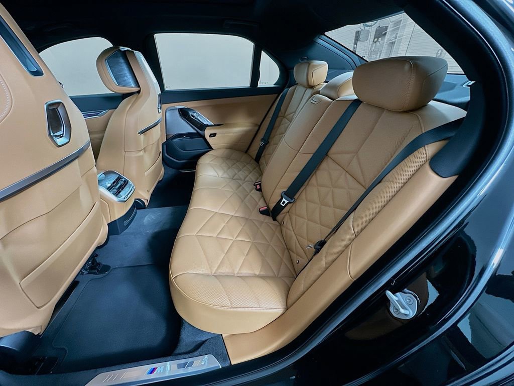 Used 2025 BMW 740i w/ Premium Package RWD image 17