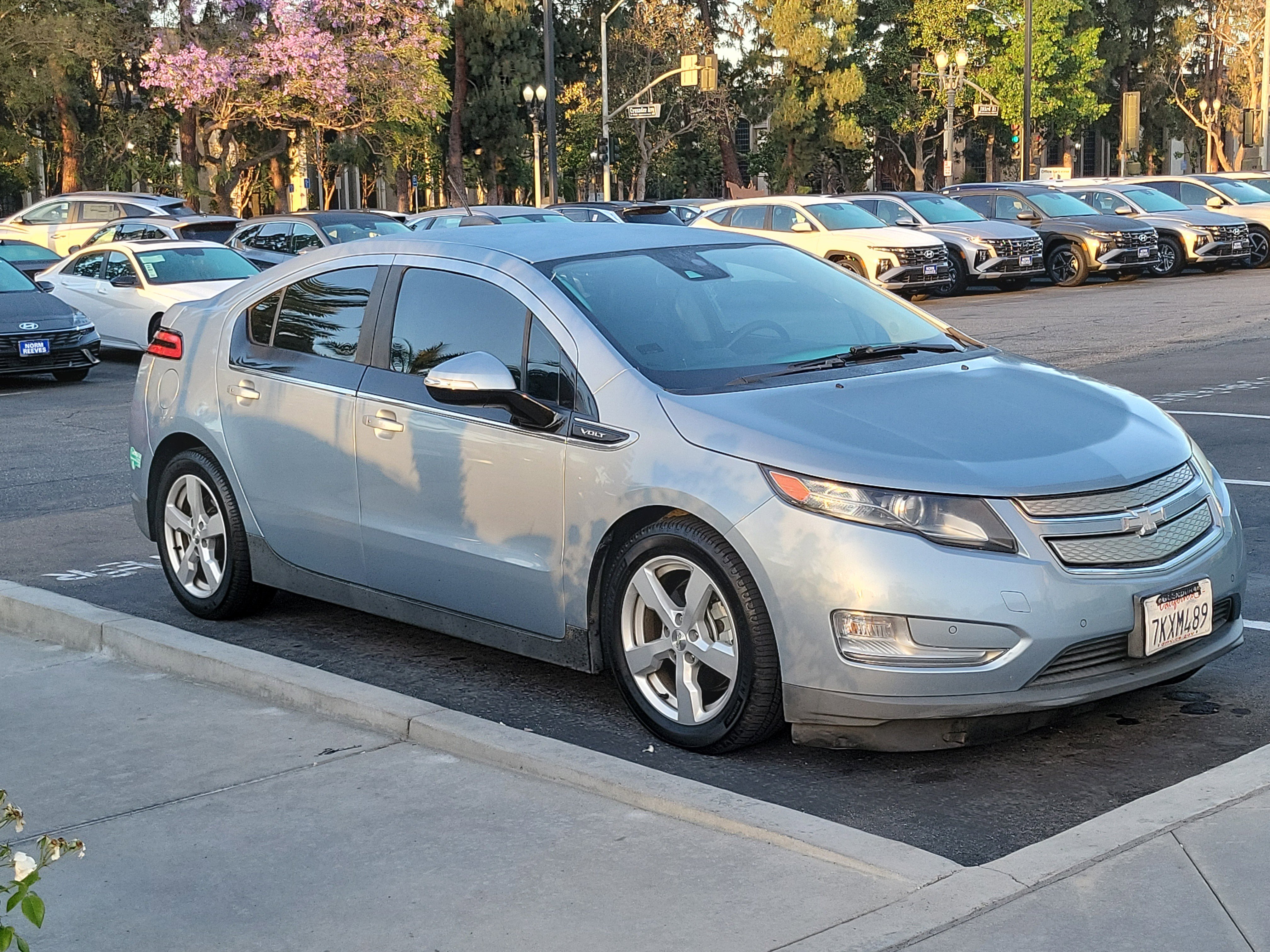 Used 2015 Chevrolet Volt Premium w/ Premium Trim Package FWD image 4