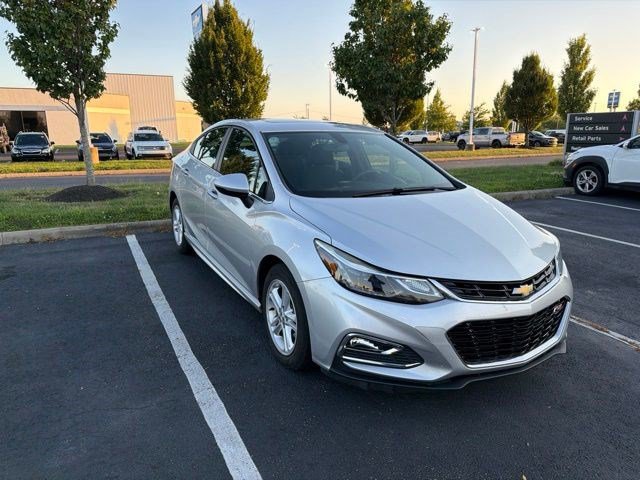 Used 2018 Chevrolet Cruze LT w/ Sun And Sound Package FWD image 8