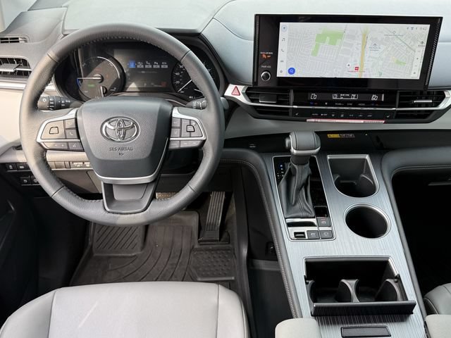 Used 2026 Toyota Sienna XLE FWD image 11