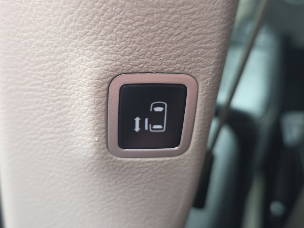 Used 2023 Chrysler Pacifica Touring-L FWD image 16