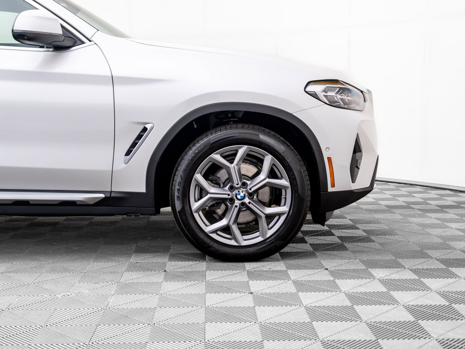 Certified 2025 BMW X4 xDrive30i w/ Premium Package image 36