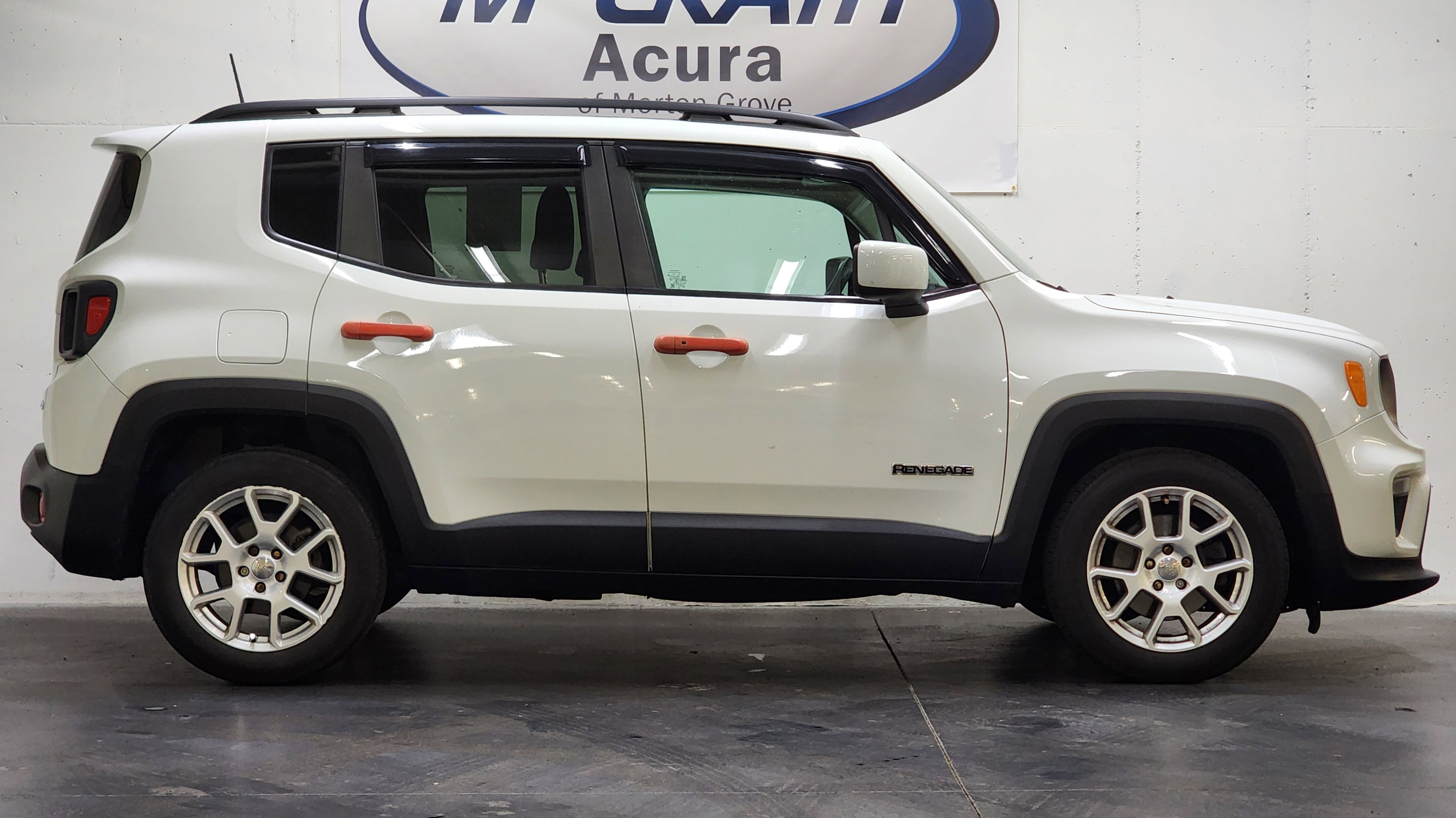 Used 2020 Jeep Renegade Latitude w/ UConnect 8.4 Nav Group FWD image 3