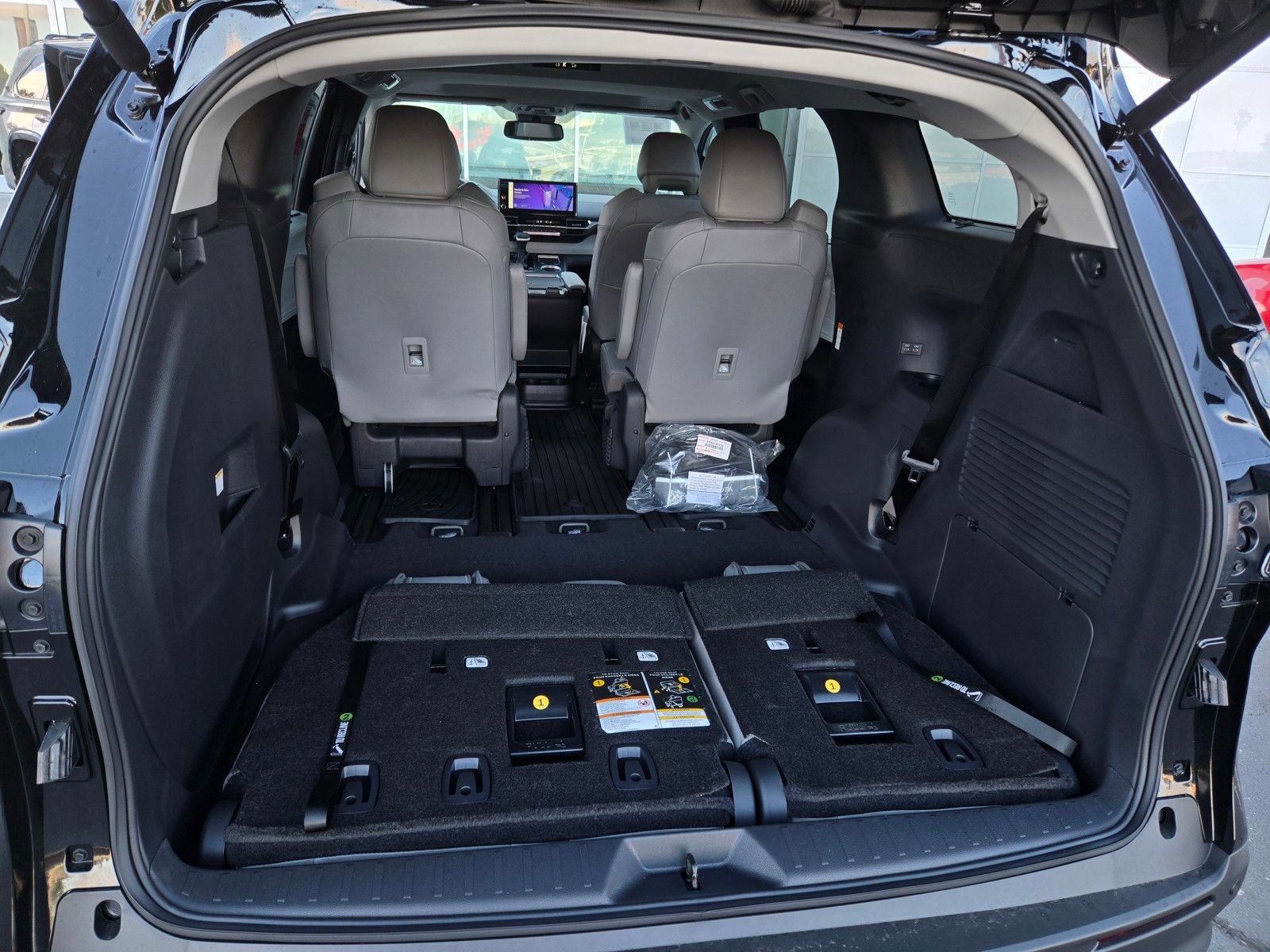 Certified 2026 Toyota Sienna XLE FWD image 25