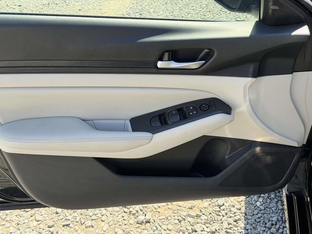 Used 2025 Nissan Altima 2.5 SV FWD image 17