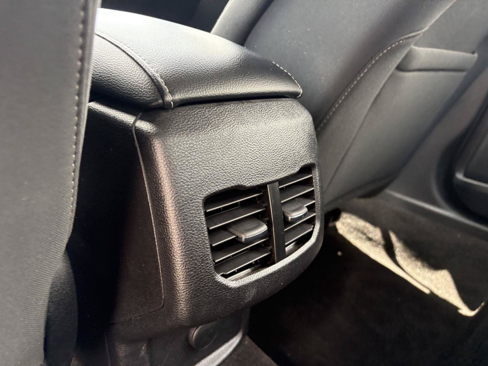 Used 2019 Ford Fusion SE FWD image 18