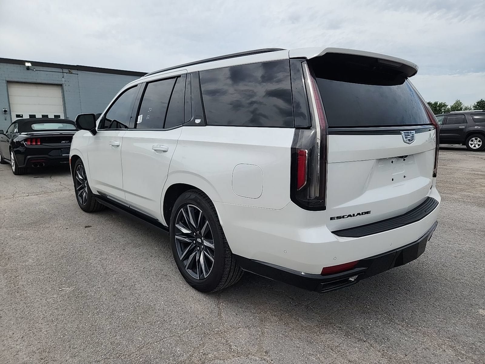 Used 2022 Cadillac Escalade Sport Platinum w/ LPO, ONYX Package AWD/4WD image 6