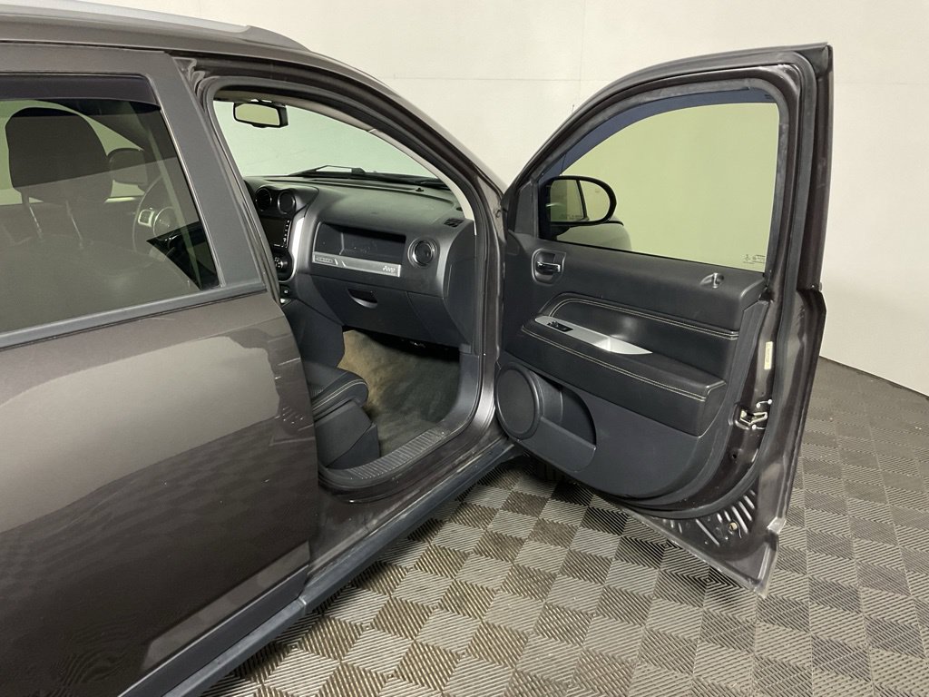 Used 2016 Jeep Compass Latitude AWD/4WD image 32
