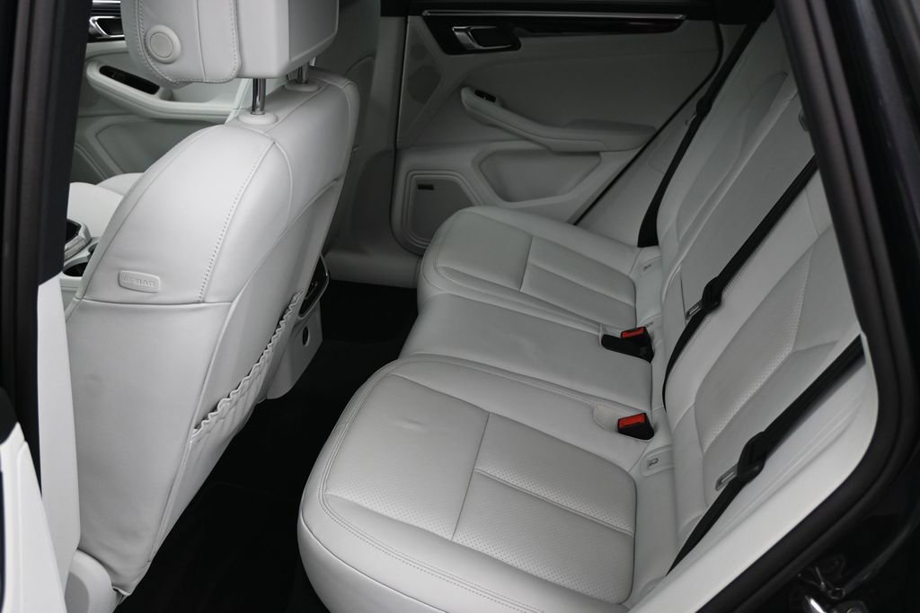 Certified 2024 Porsche Macan AWD/4WD image 7