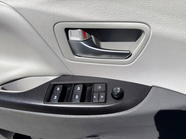 Used 2018 Toyota Sienna LE image 8