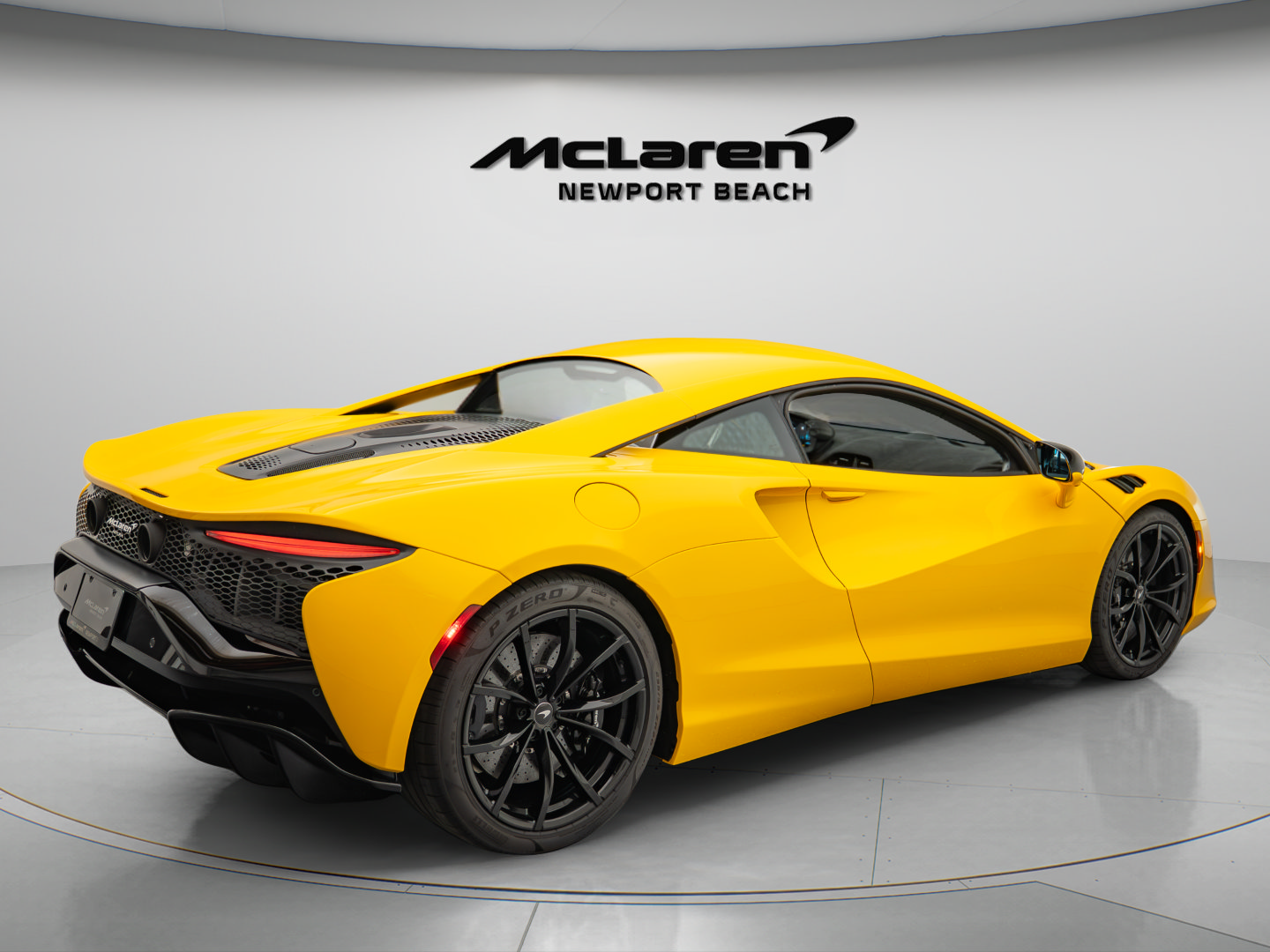 Used 2024 McLaren Artura RWD image 7