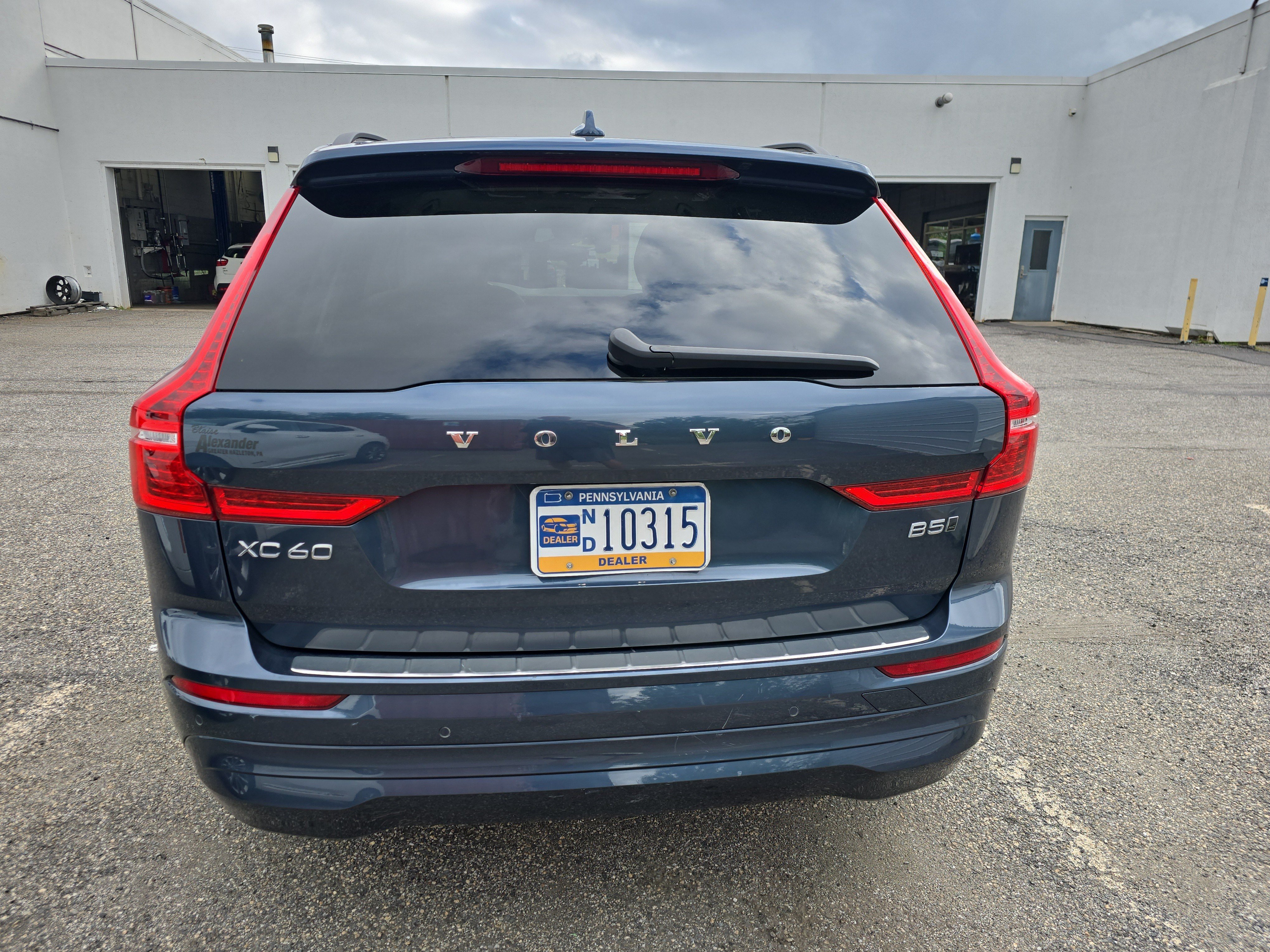 Used 2022 Volvo XC60 B5 Momentum w/ Climate Package AWD/4WD image 4