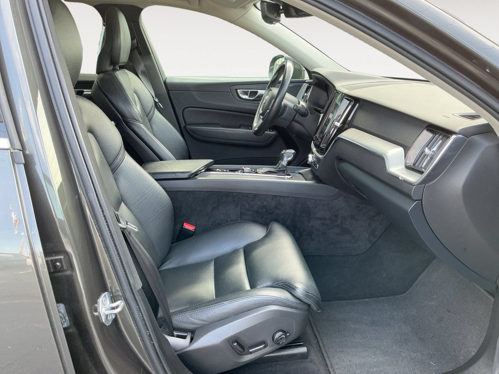 Used 2019 Volvo XC60 T5 Momentum w/ Multimedia Package AWD/4WD image 15
