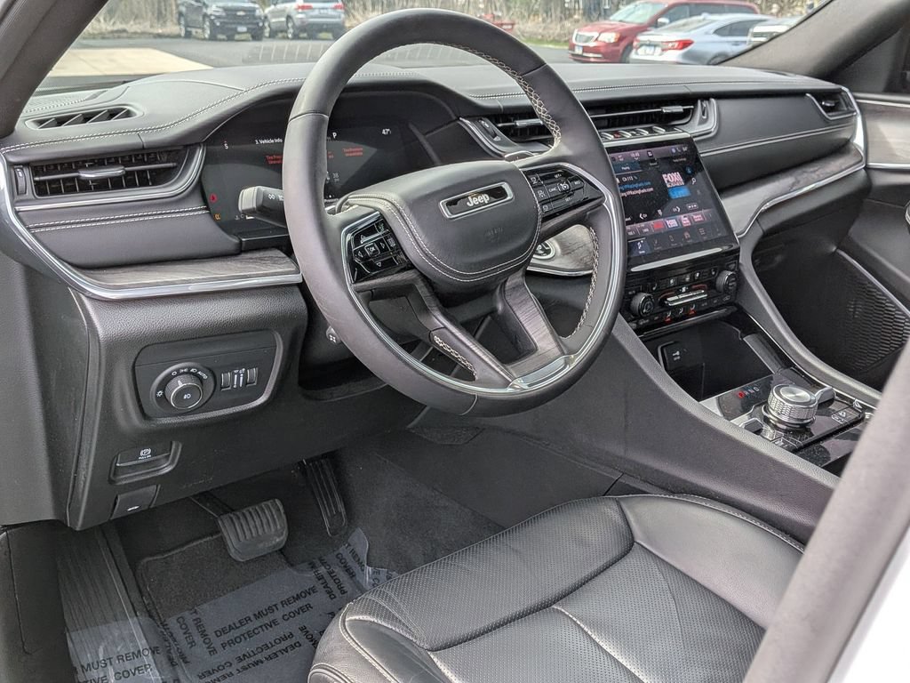 Used 2025 Jeep Grand Cherokee Overland AWD/4WD image 9