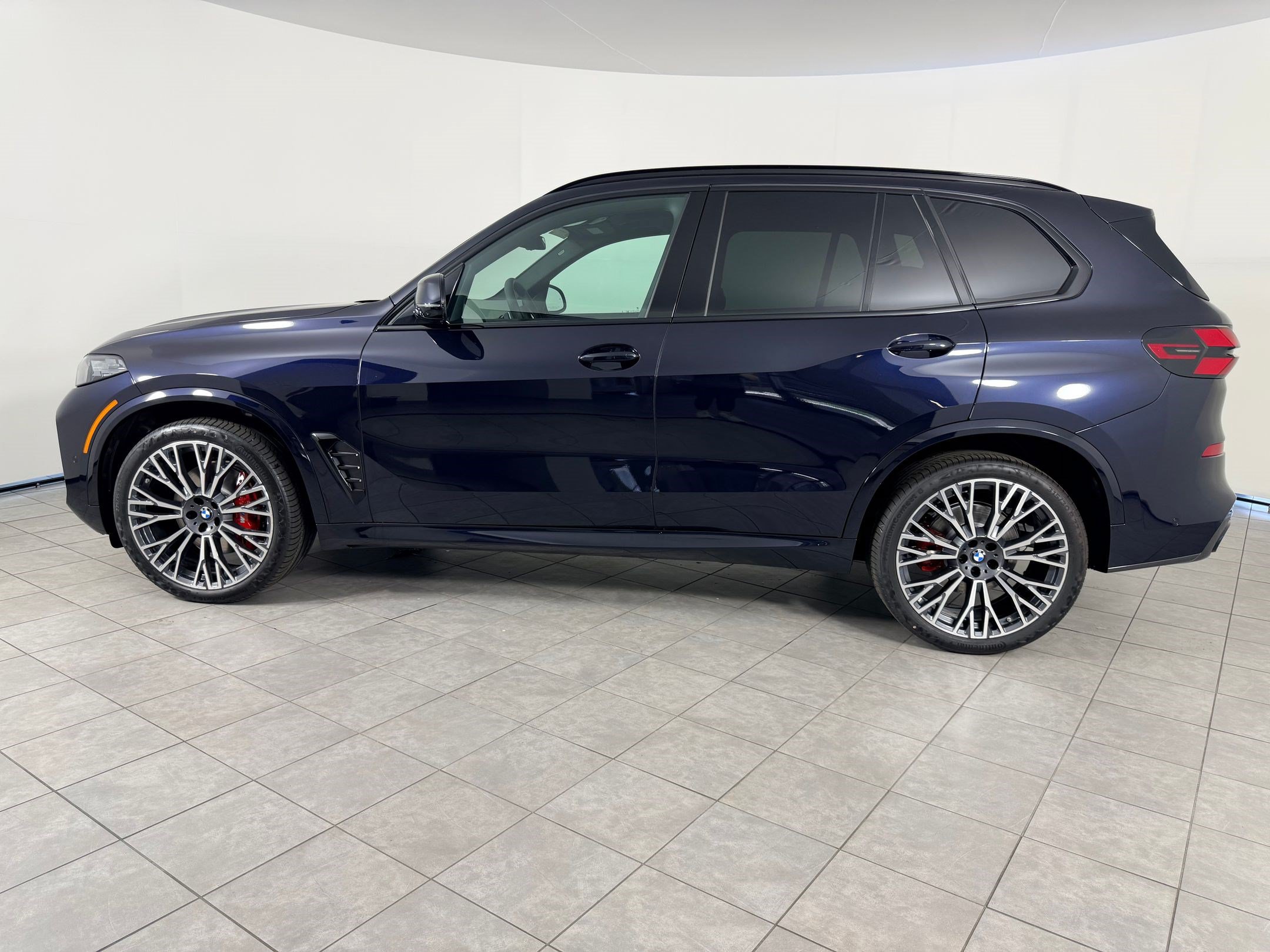 New 2026 BMW X5 xDrive40i w/ M Sport Package AWD/4WD image 2