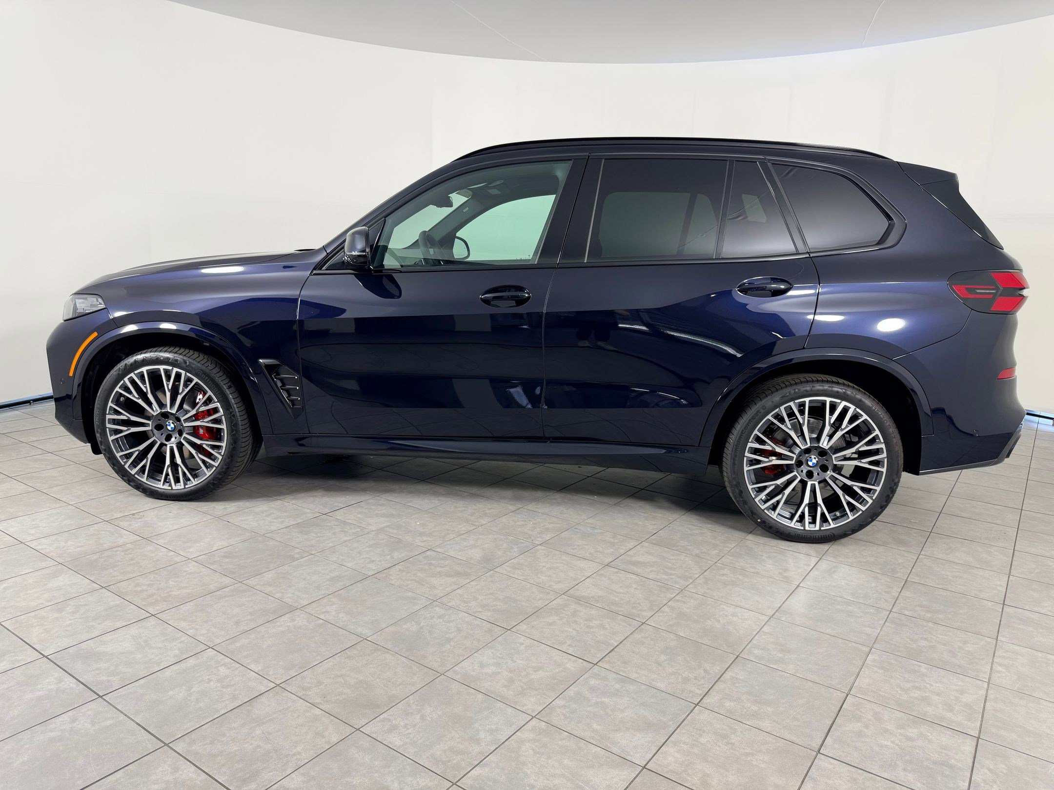 New 2026 BMW X5 xDrive40i w/ M Sport Package AWD/4WD image 2