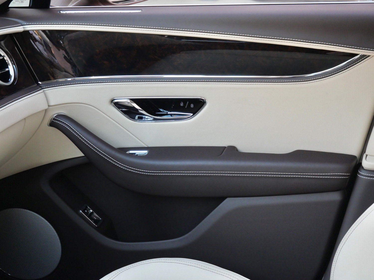 New 2026 Bentley Flying Spur V8 AWD/4WD image 16