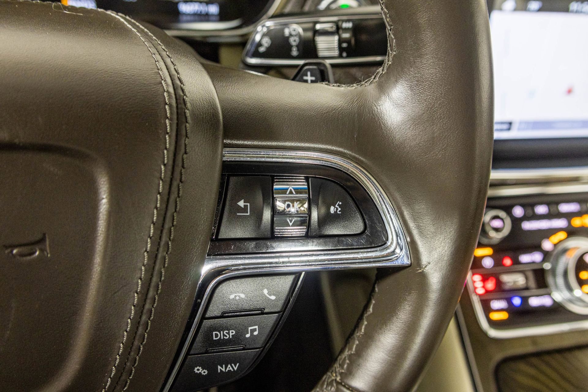 Used 2018 Lincoln Continental Select image 32