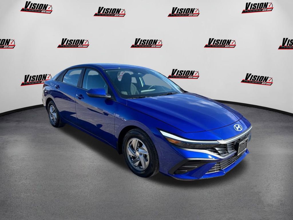 Certified 2024 Hyundai Elantra SE image 3