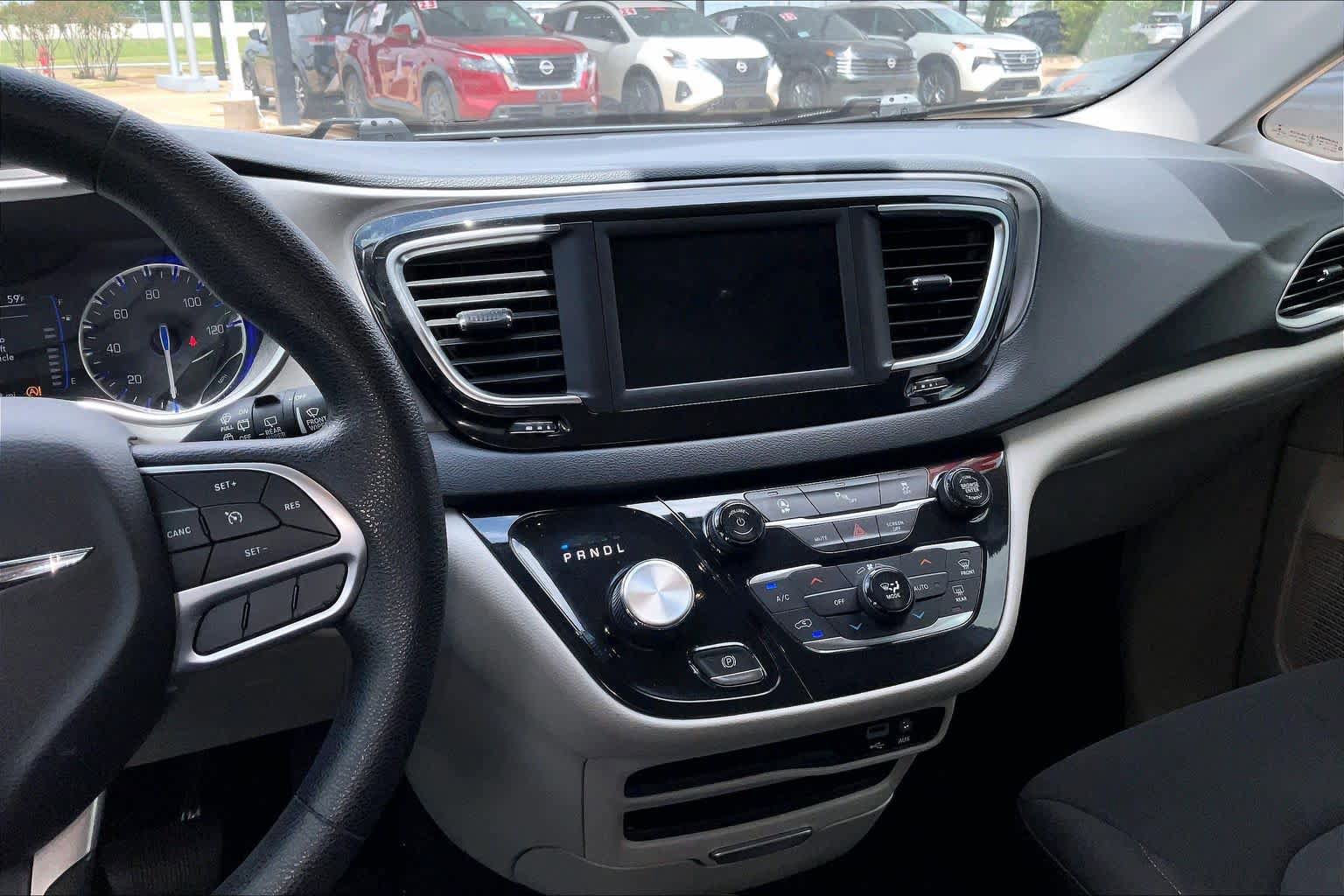 Used 2020 Chrysler Pacifica Touring FWD image 6