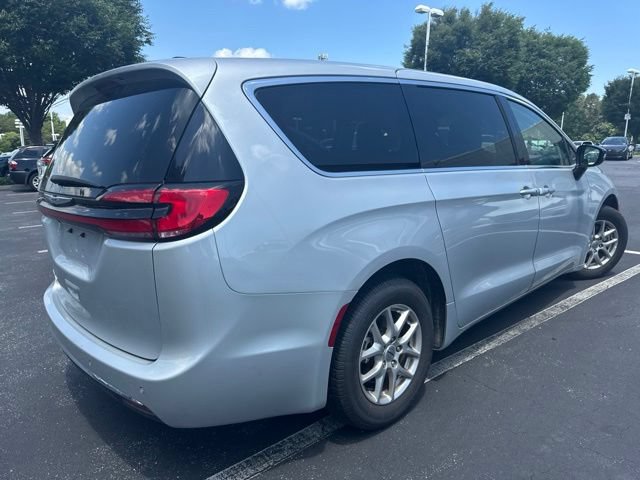 Used 2024 Chrysler Pacifica Touring-L FWD image 8