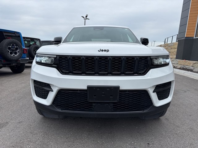 Used 2023 Jeep Grand Cherokee Altitude AWD/4WD image 8