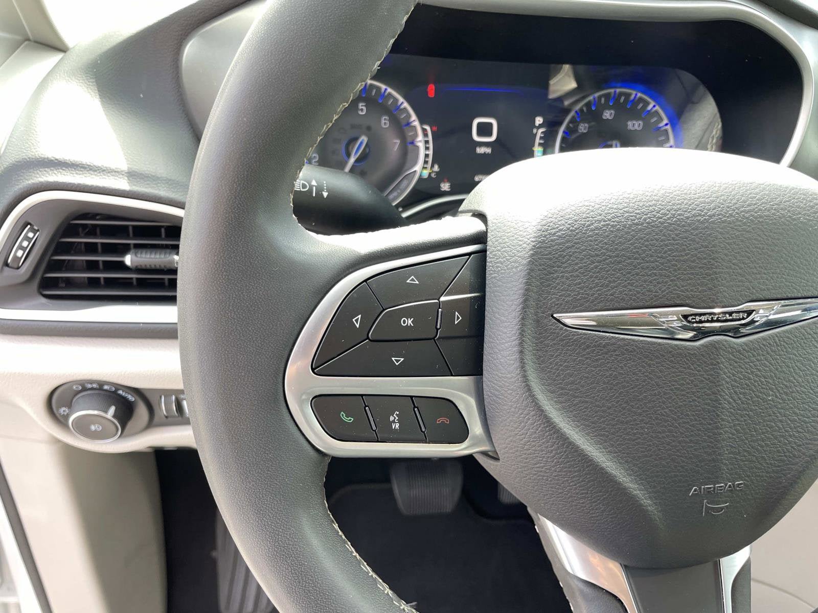 Used 2023 Chrysler Pacifica Touring-L FWD image 18