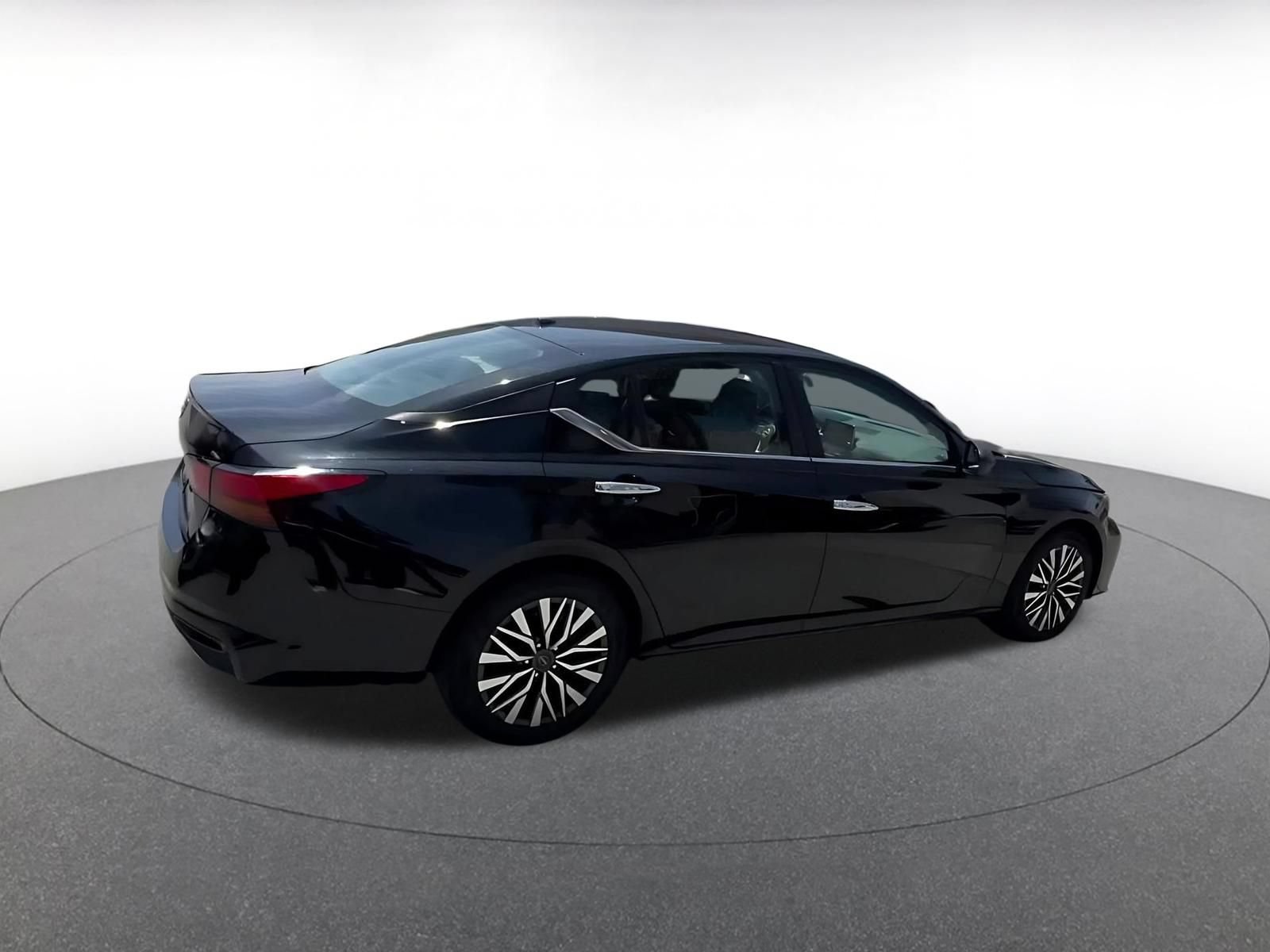 Used 2025 Nissan Altima 2.5 SV FWD image 14