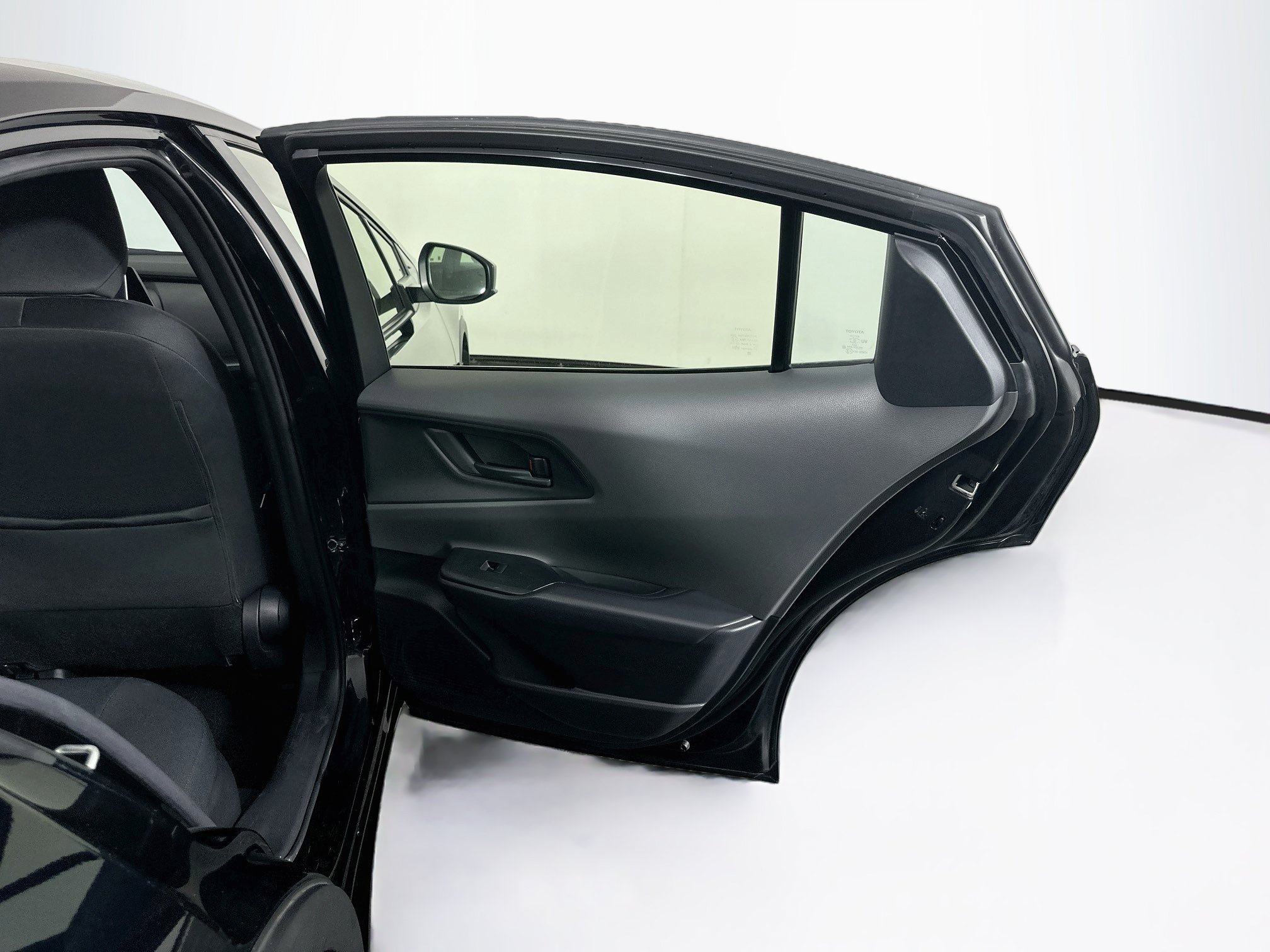 Used 2025 Toyota Prius LE FWD image 28