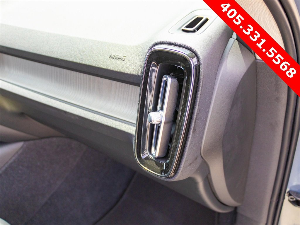 Used 2023 Volvo XC40 B5 Plus image 21