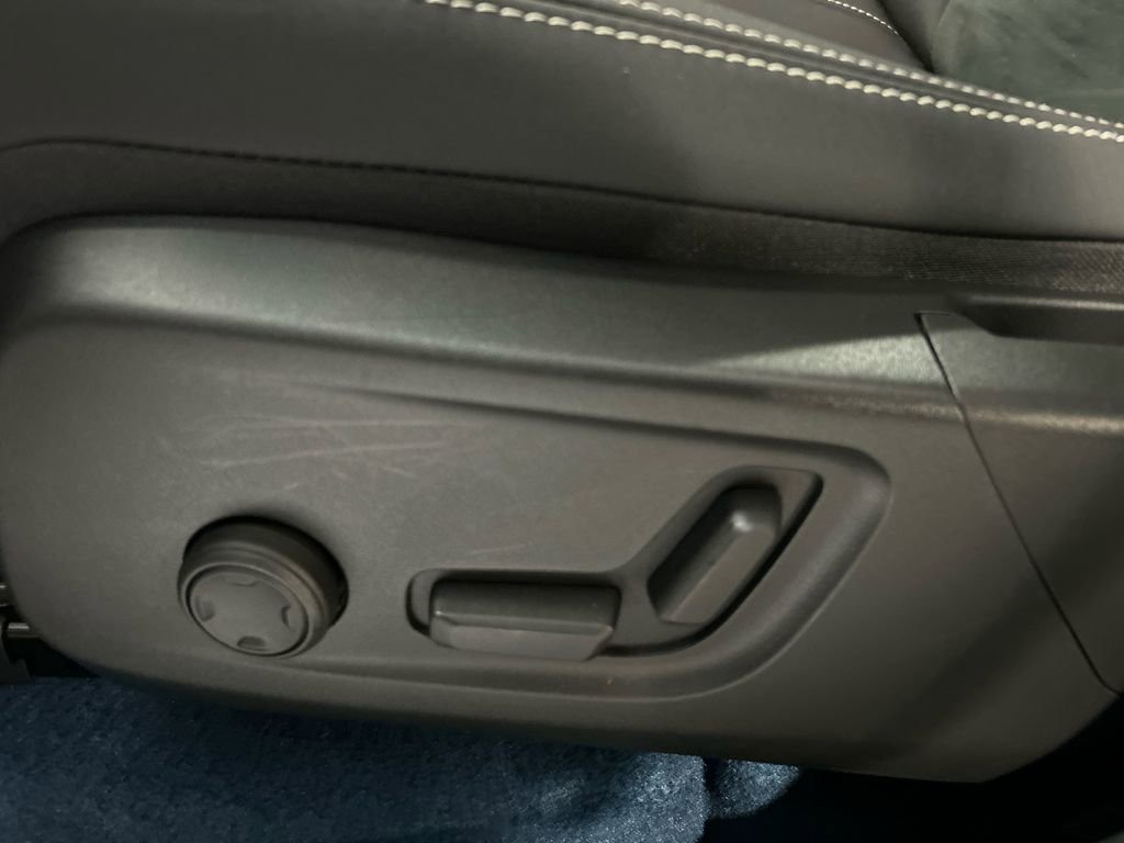 Certified 2023 Volvo XC40 Recharge Ultimate image 11