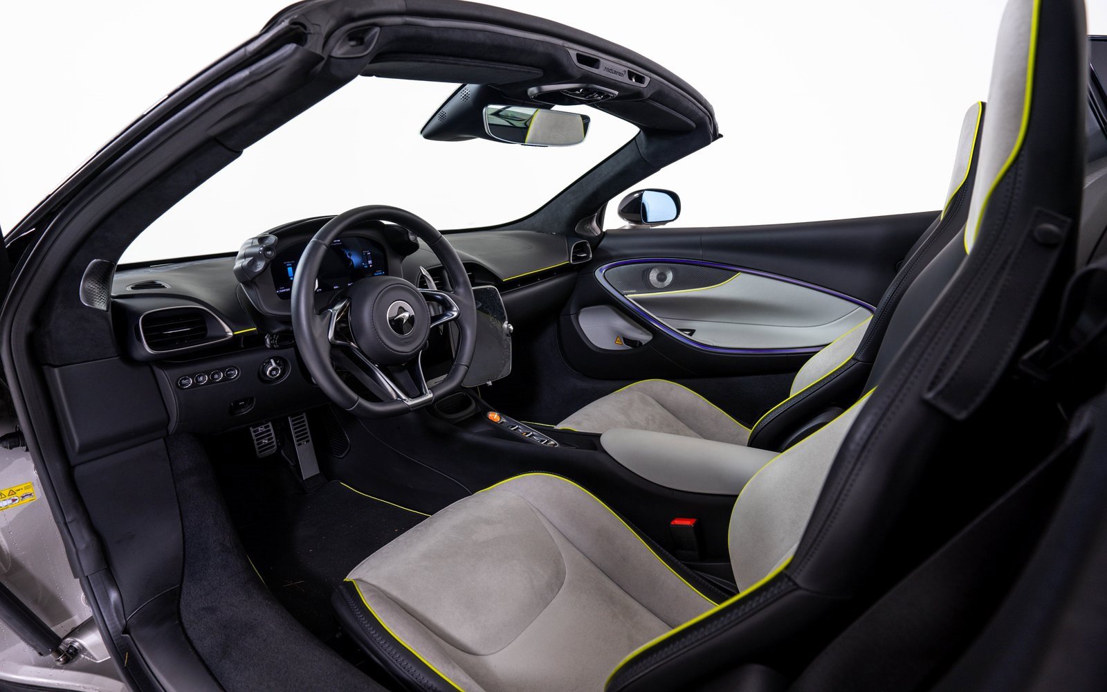 Used 2025 McLaren Artura Spider image 19
