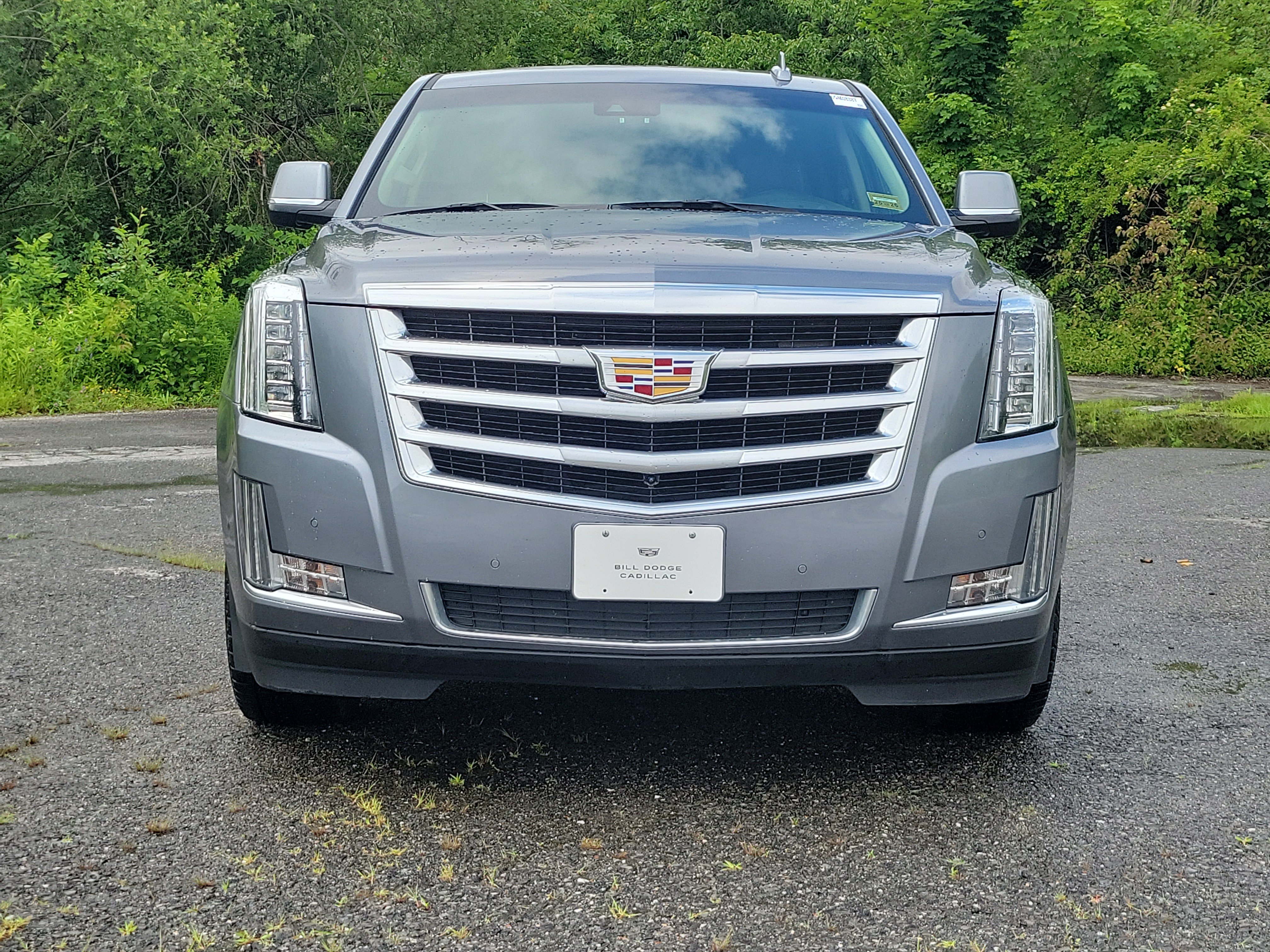 Used 2018 Cadillac Escalade Luxury AWD/4WD image 2