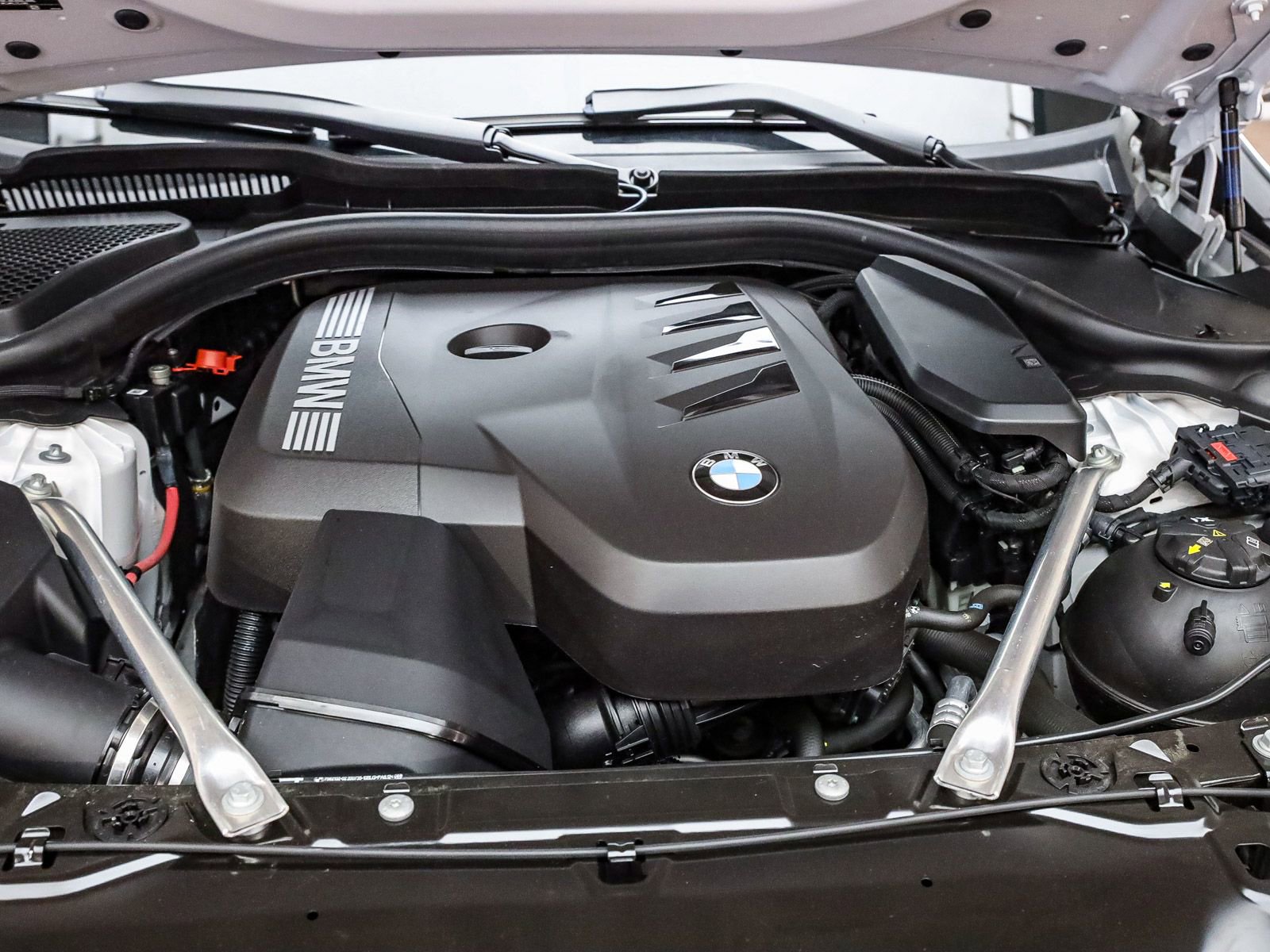 Used 2025 BMW 530i w/ Premium Package image 28