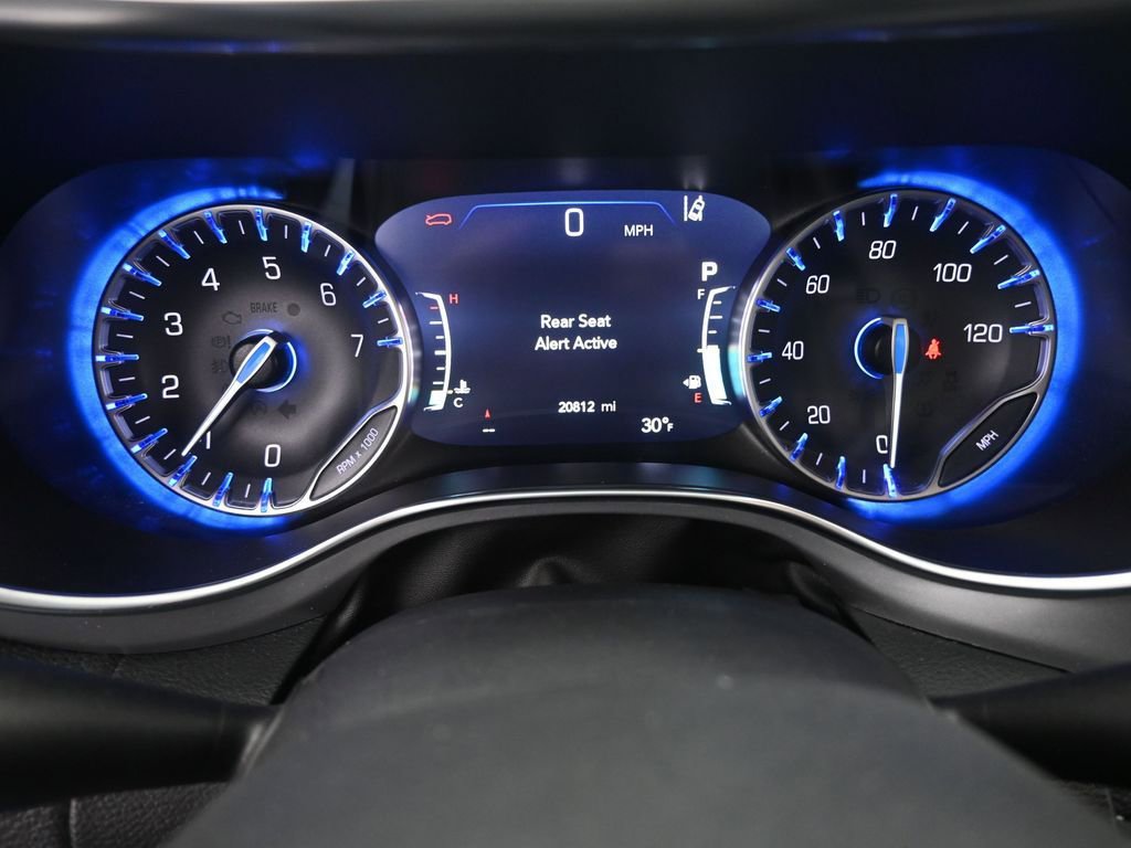 Used 2025 Chrysler Pacifica Limited image 34