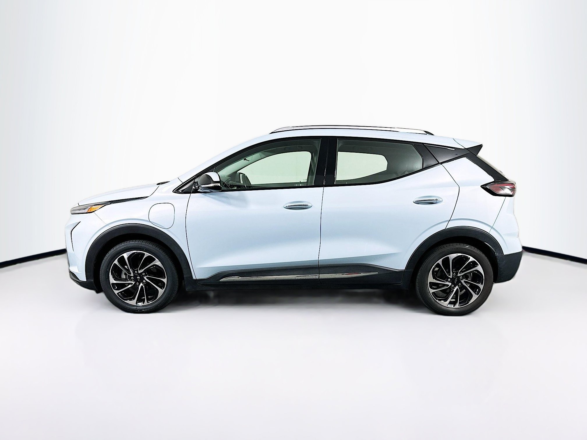 Used 2023 Chevrolet Bolt EUV Premier w/ Sun & Sound Package FWD image 4