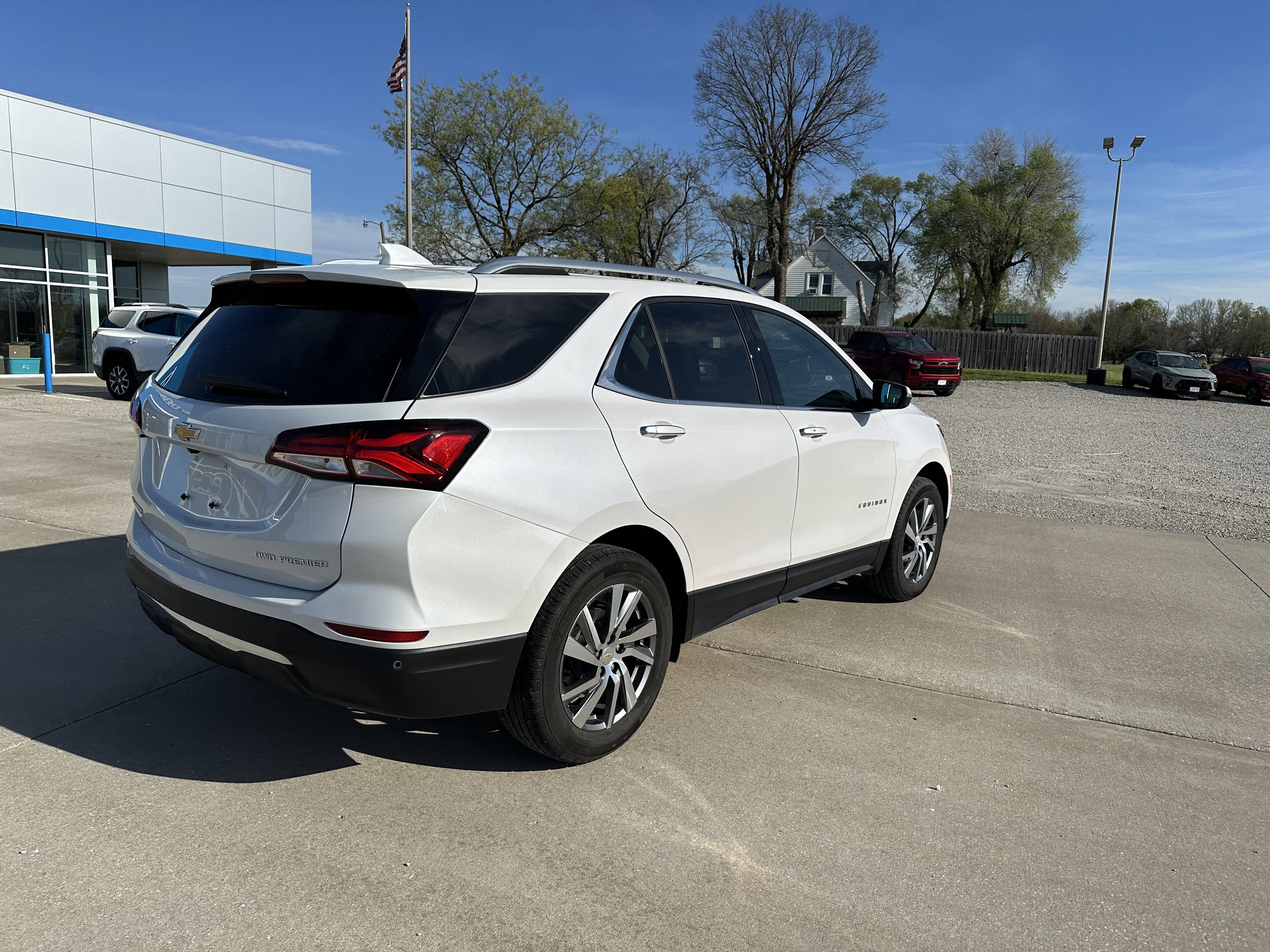 Used 2024 Chevrolet Equinox Premier AWD/4WD image 3