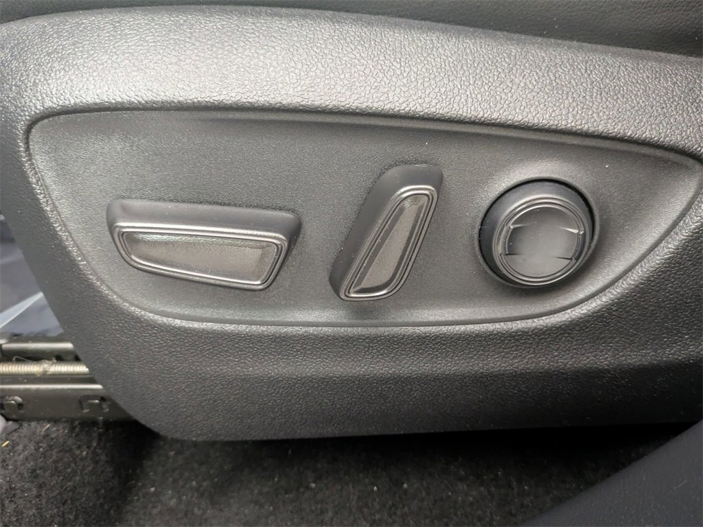 Used 2023 Toyota Highlander XLE image 11