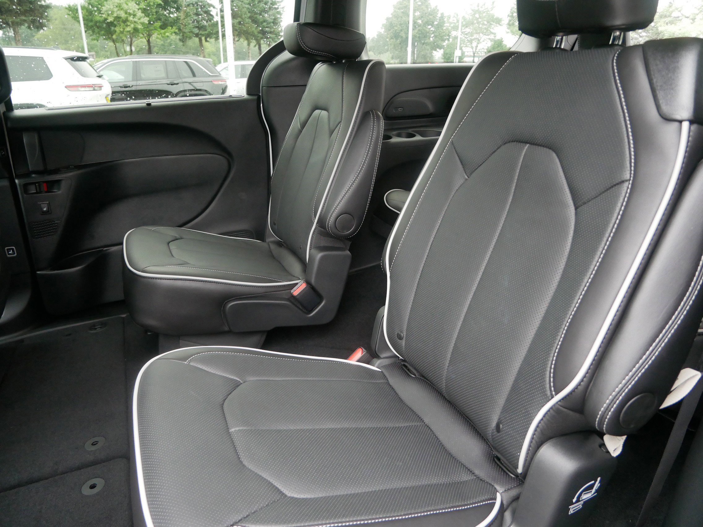 New 2026 Chrysler Pacifica Limited w/ S Appearance Package image 11