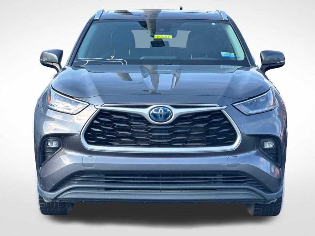 Used 2021 Toyota Highlander XLE AWD/4WD image 3